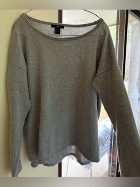 H&M Light Gray Scoopneck Crew Sweater Size S long sleeve.pre-owned + gift
